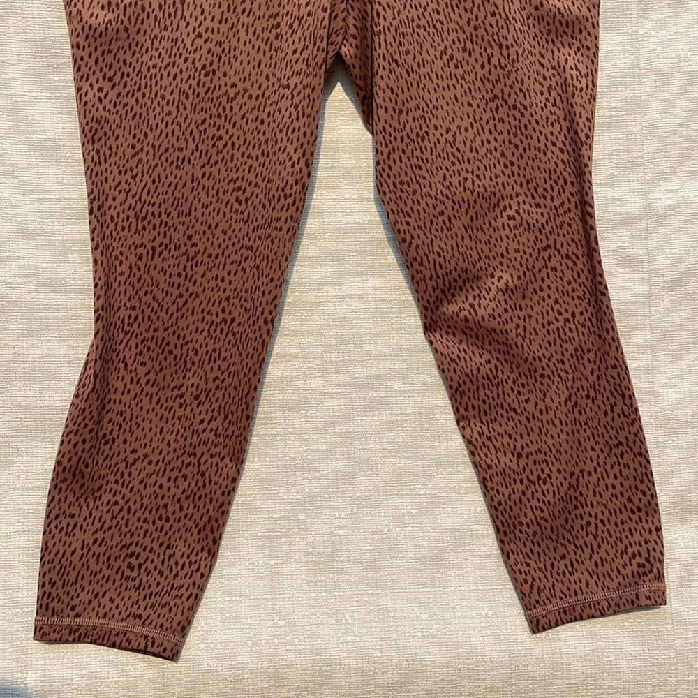 Athleta Salutation Stash Pocket ll Printed 7/8 Tight Shanti Animal Beige Sz Larg - Picture 5 of 10